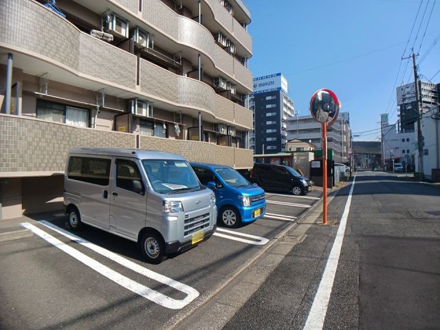 【北九州市八幡西区筒井町のマンションの駐車場】