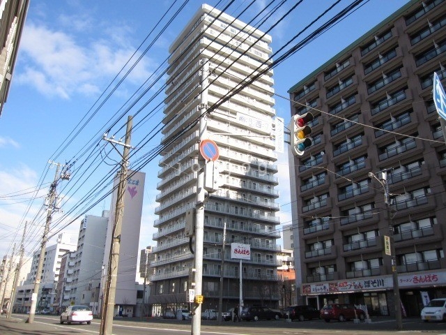 【札幌市中央区南七条西のマンションの建物外観】