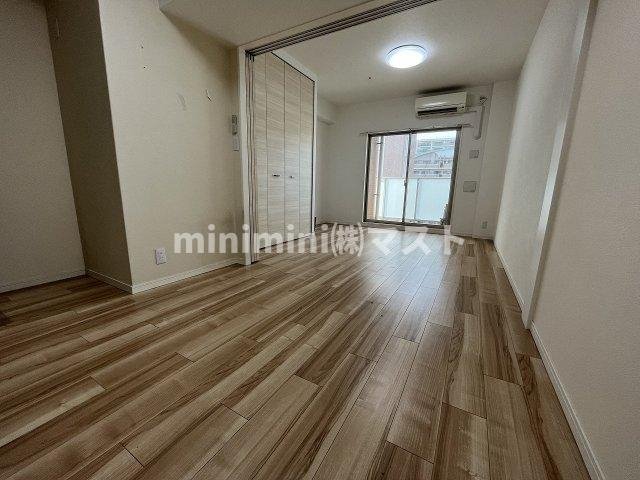 居室・リビング　※別カラー号室参考写真