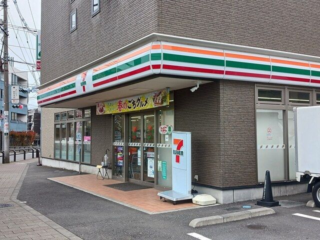 コンビニ　セブンイレブン（コンビニ）まで1372m