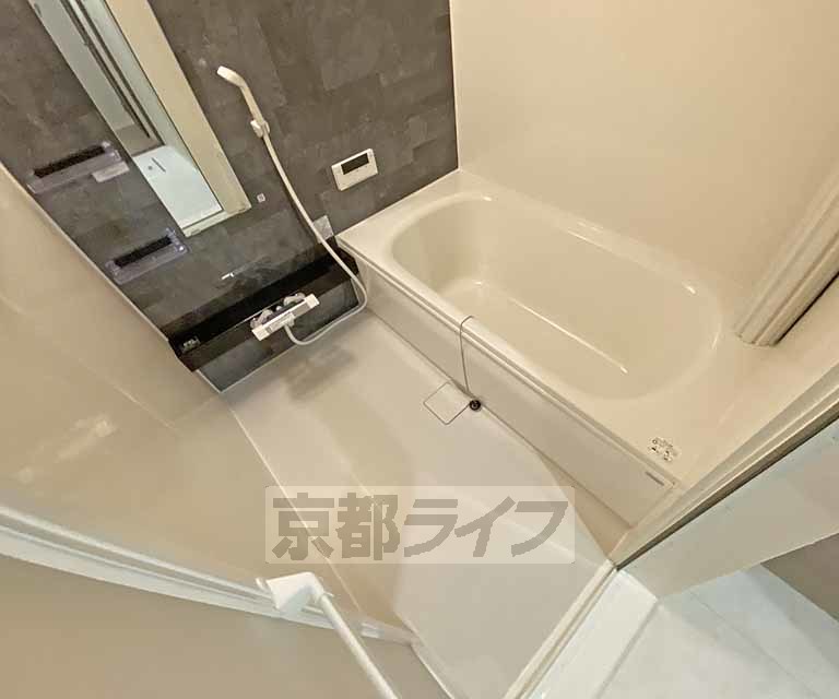 バス・シャワールーム　広々とした浴室です。