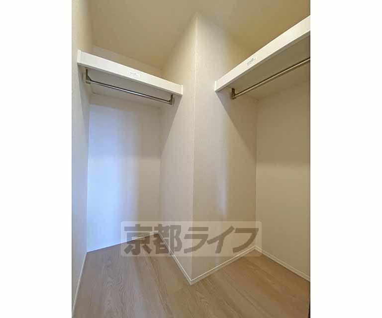 収納　６帖洋室のＬ字のウォークインクローゼットです。