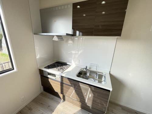 キッチン　3口コンロ・グリル付のシステムキッチンです♪