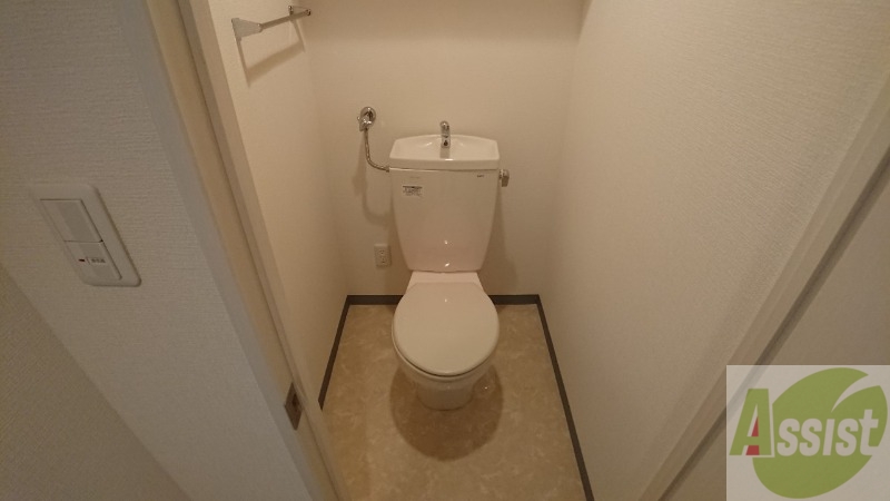 トイレ　トイレです。タオル掛けもついて便利ですね。