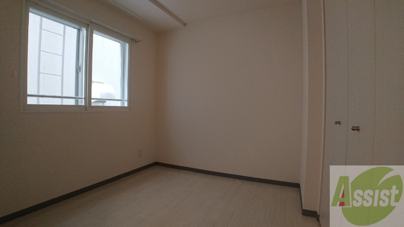 その他部屋・スペース　寝室はこちらです。光が差し込む、温かみのあるお部屋です。