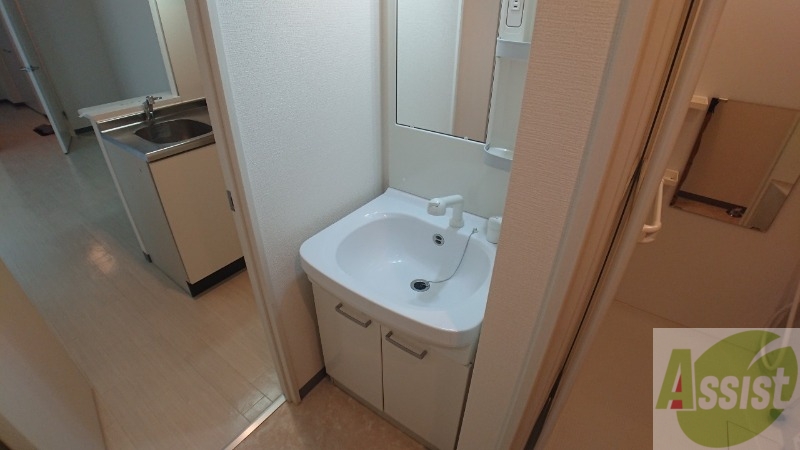 洗面設備　独立洗面台です。大きくてよいですね。シャンプーもできます。