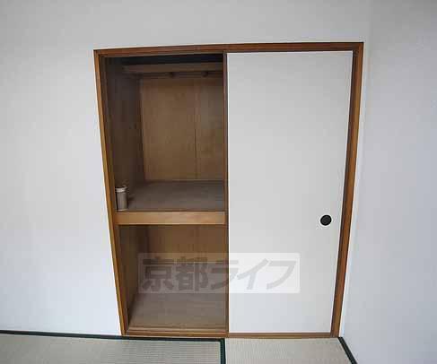 収納　お荷物はこちらの押入れに