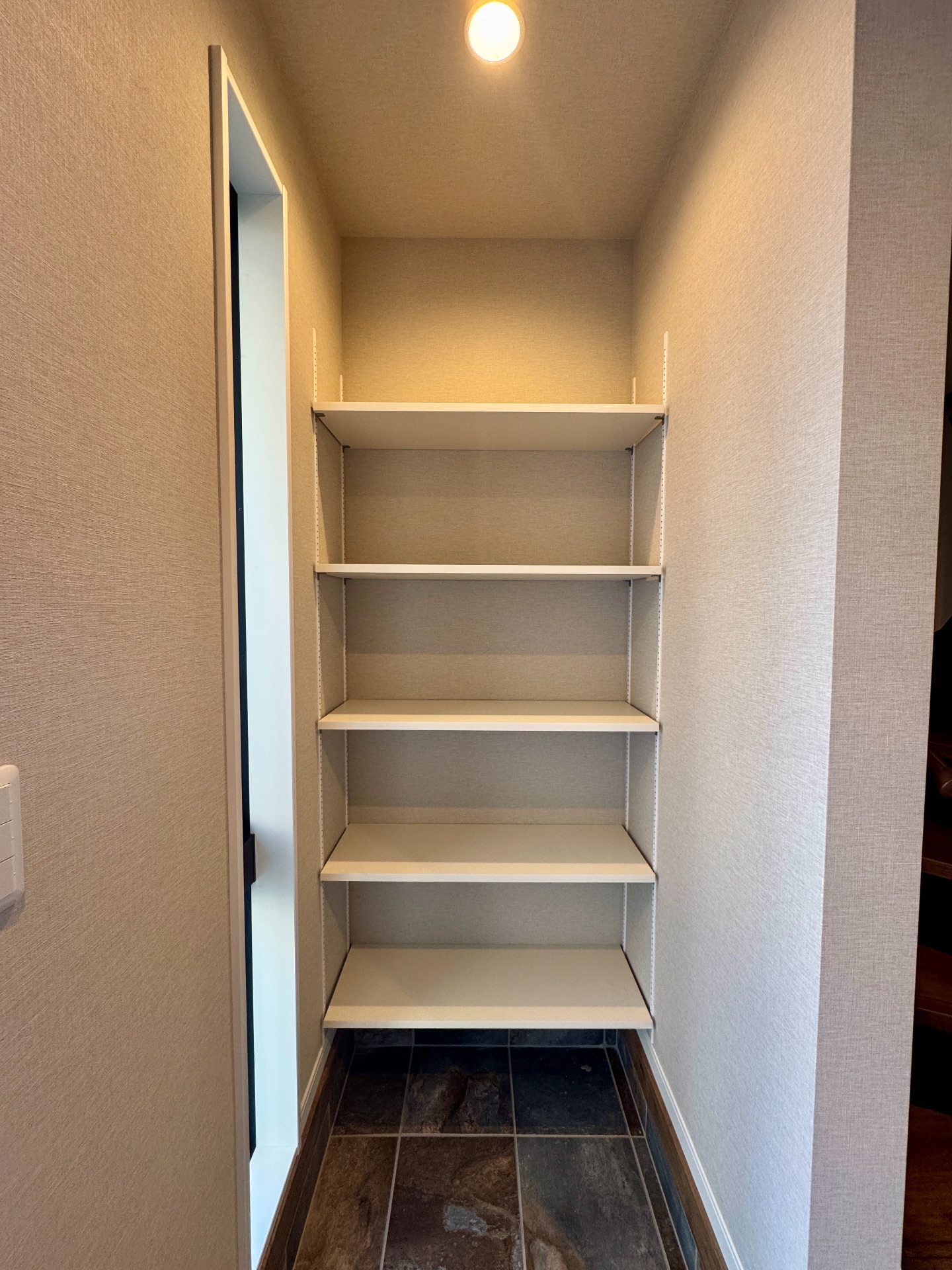 玄関　シューズラックも広々としております♪