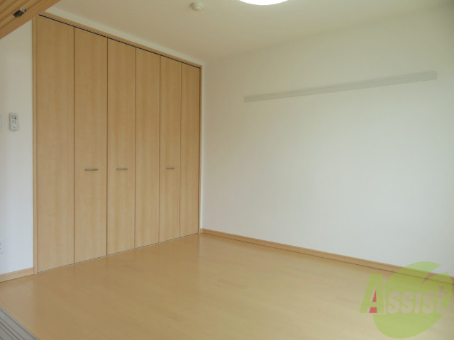 その他部屋・スペース　６帖の洋室のお部屋もあります。寝室にしましょう。