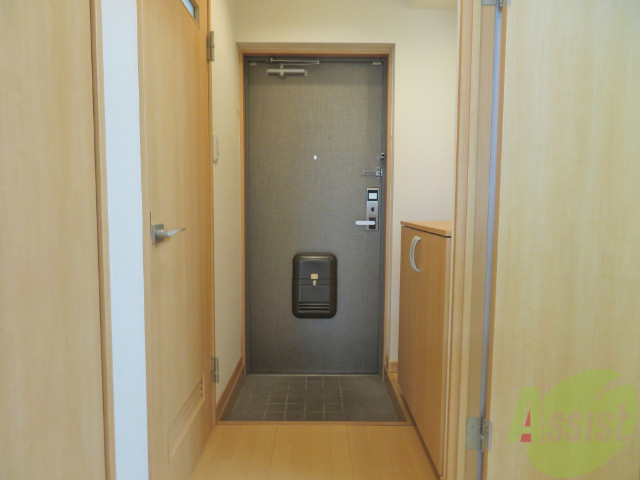 玄関　廊下の様子です。幅も狭くなく、利用しやすいですよ