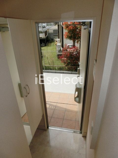 玄関　玄関にはトールタイプのシューズボックス。