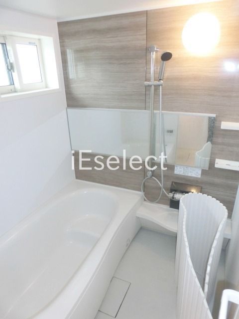 バス・シャワールーム　１坪タイプで追焚付きのバス。