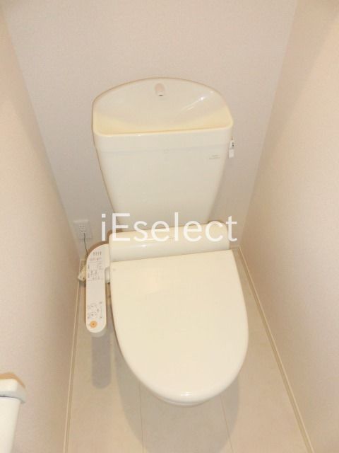 トイレ　温水洗浄便座付きのトイレ。