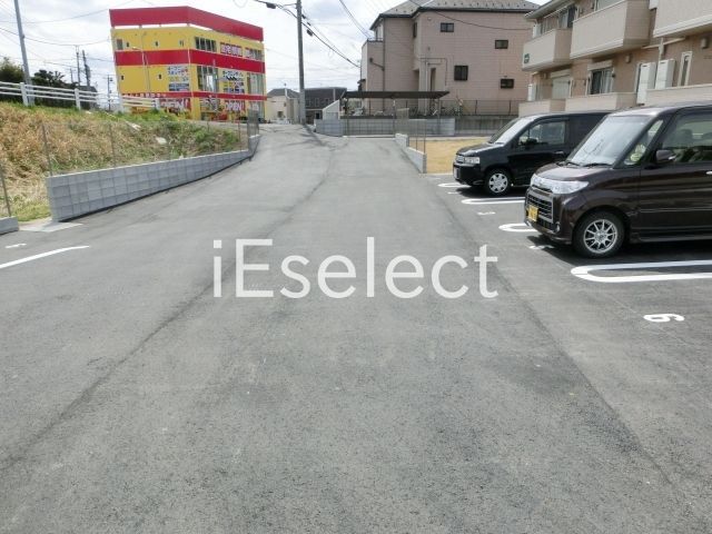 駐車場　ひろびろとした駐車スペース