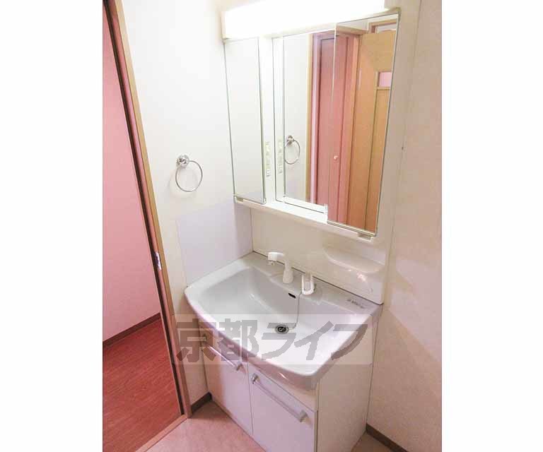 洗面設備　大きな鏡の使いやすい洗面台です