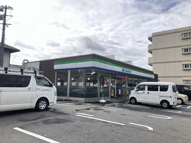 コンビニ　ファミリーマート（コンビニ）まで140m