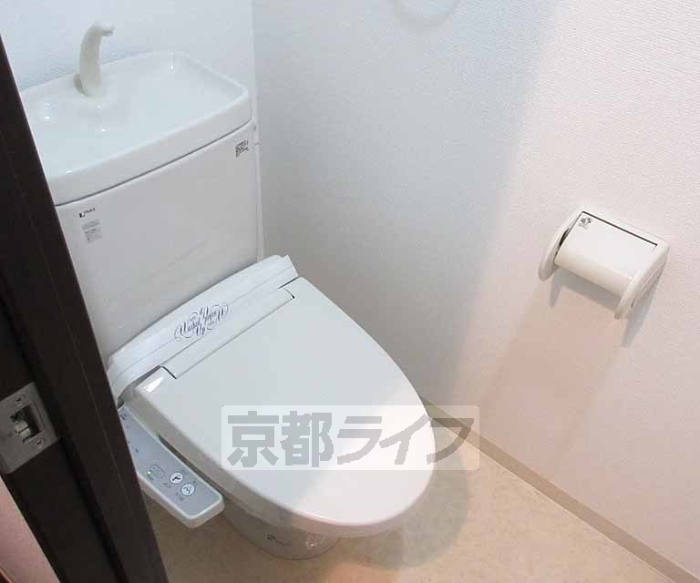 トイレ　ウォシュレット付き。