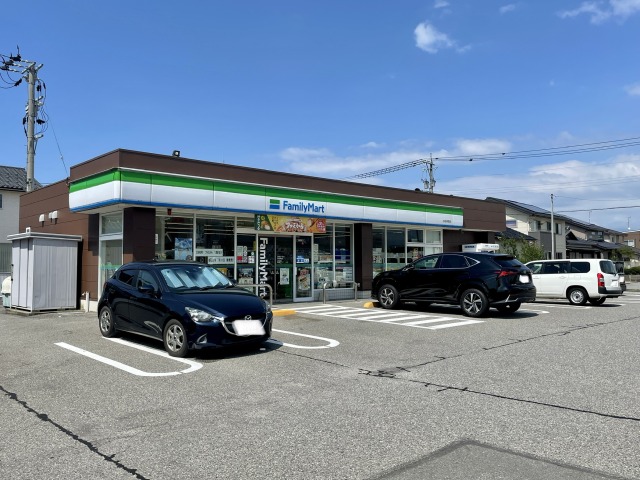 コンビニ　ファミリーマート小松沖町店（コンビニ）まで561m