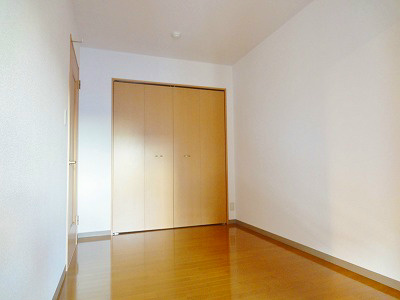 その他部屋・スペース　フローリングの寝室になります。