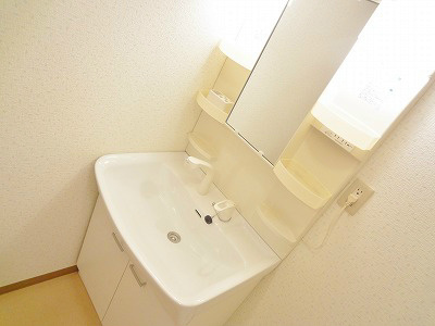 洗面設備　清潔感のある洗面台になります。