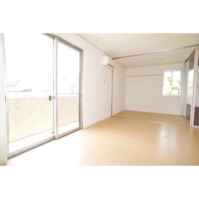 居室・リビング　明るい日差しの室内です