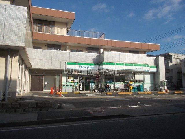 コンビニ　ファミリーマート 専大松戸高校前店（コンビニ）まで582m