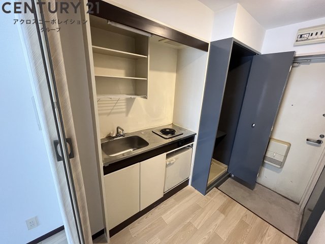 キッチン　収納棚付きのキッチンです１