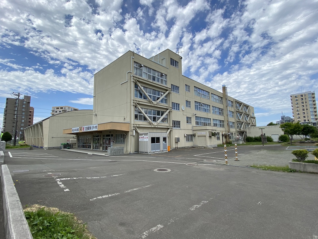 小学校　札幌市立豊平小学校（小学校）まで385m