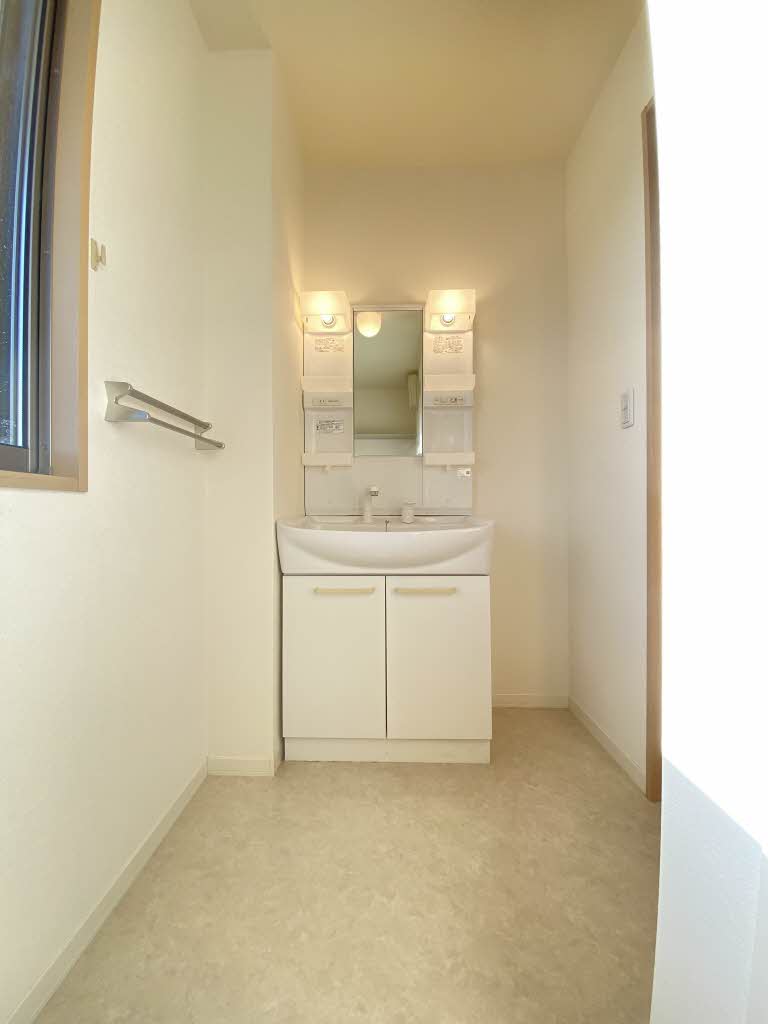 洗面設備　明るい洗面所です