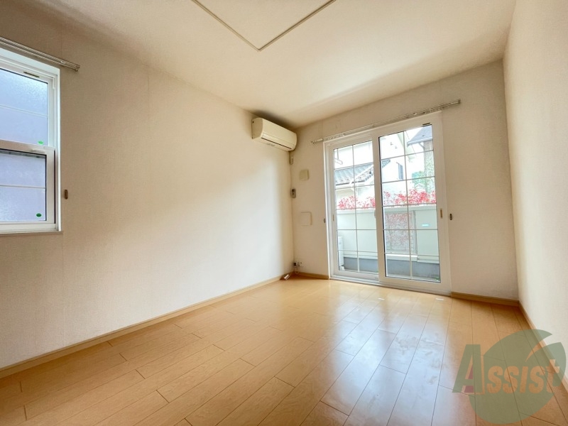 居室・リビング　リビングは１２．３帖と広いので、大きな家具もおけます。