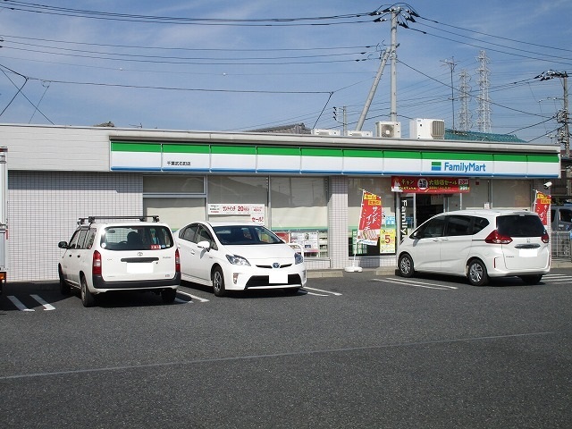 コンビニ　ファミリーマート（コンビニ）まで593m