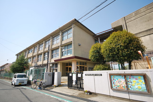 小学校　枚方市立殿山第一小学校（小学校）まで485m