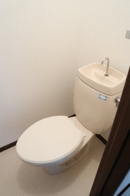 トイレ　落ち着いた色調のトイレです
