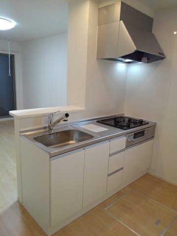 キッチン　3口コンロ・グリル付のシステムキッチンです♪
