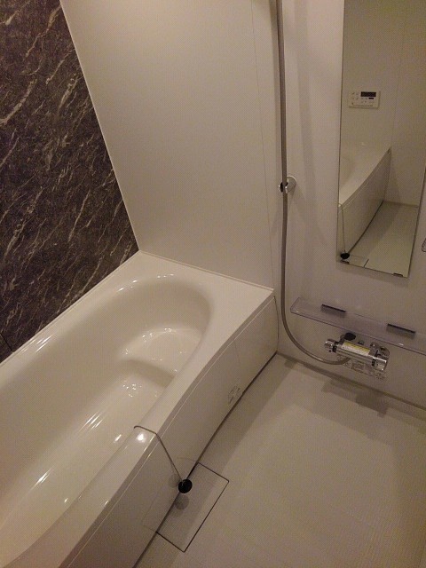 バス・シャワールーム　追い焚き・浴室乾燥機付きのお風呂です♪