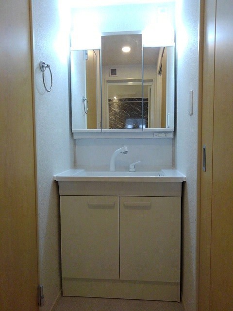 洗面設備　三面鏡の洗面台です☆