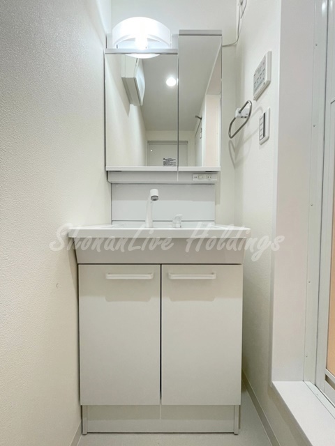 洗面設備　明るい洗面所です