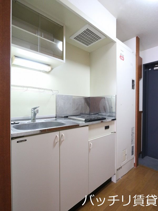 キッチン　別号室写真の為現況を優先致します。