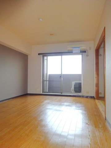 居室・リビング　＊イメージです／同タイプのお部屋です。壁紙も異なります