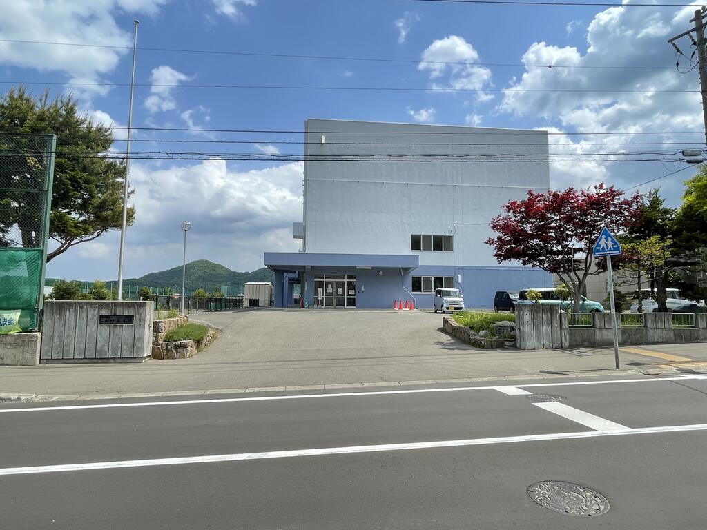 中学校　札幌市立西野中学校（中学校）まで492m