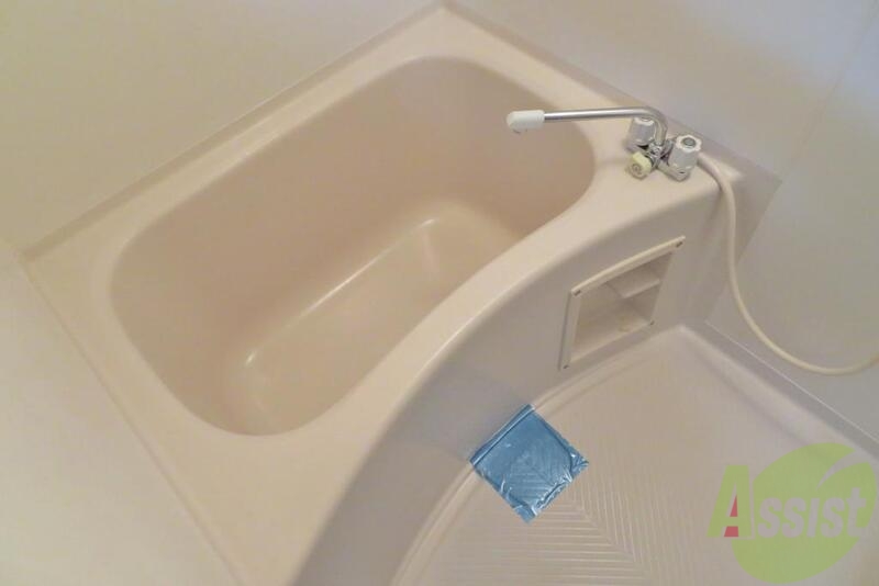 バス・シャワールーム　ゆったりとしたスペースのお風呂場でございます。