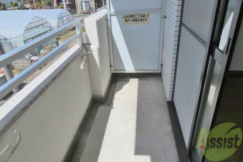 バルコニー　バルコニーは背の高い仕切りがあるのでプライベートも安心