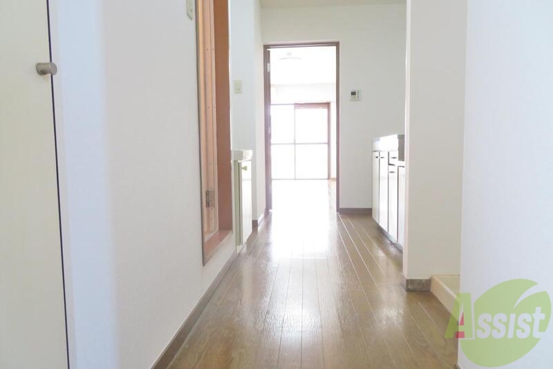 玄関　玄関から見たお部屋の角度の写真でございます。