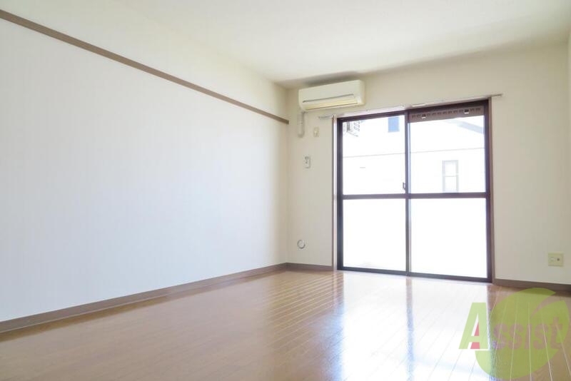 居室・リビング　広々とした空間のリビングダイニングでございます