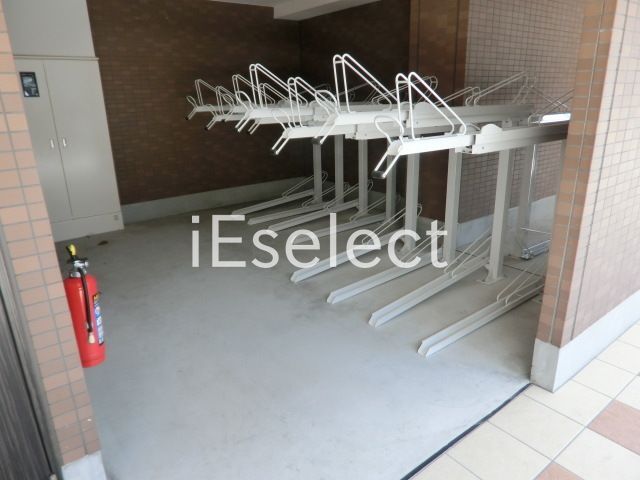 駐車場　自転車はこちらに