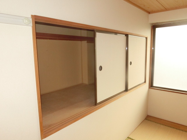 収納　和室の収納、隣の洋室は下側になります。