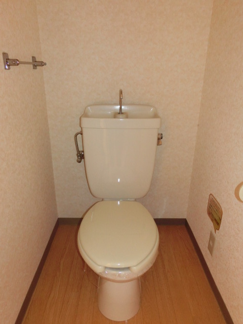 トイレ　コンセントが有るので、洗浄便座を付けれますよ。