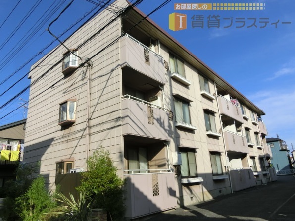 建物外観　閑静な住宅街、生活施設も多い場所に建つ物件です。