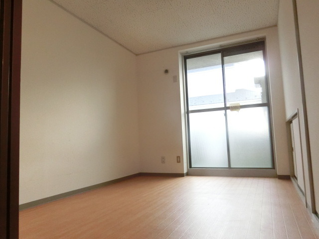 居室・リビング　日差しが入りやすいお部屋です。