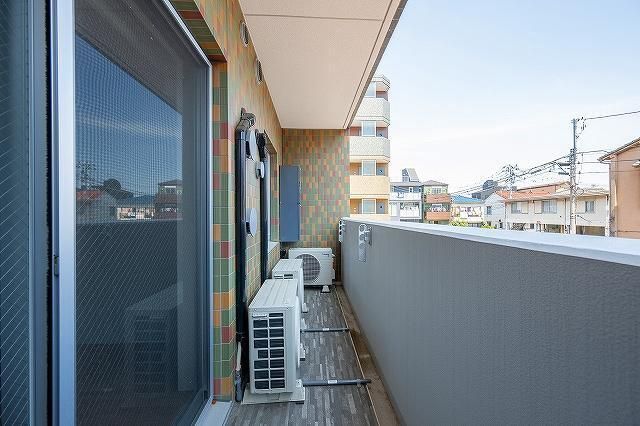 バルコニー　暖かな日差しのふりそそぐバルコニー